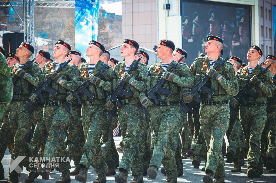 В Петропавловске-Камчатском прошёл военный парад (фоторепортаж). Фото: Игорь Сафончик / ИА «Камчатка». Фотография 52