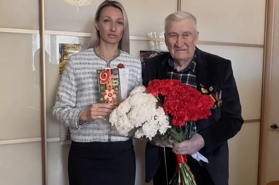 Сенатор Борис Невзоров поздравил камчатского ветерана с Днём Победы. Фото: ИА "Камчатка". Фотография 4