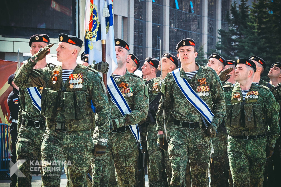 В Петропавловске-Камчатском прошёл военный парад (фоторепортаж). Фото: Игорь Сафончик / ИА «Камчатка». Фотография 47