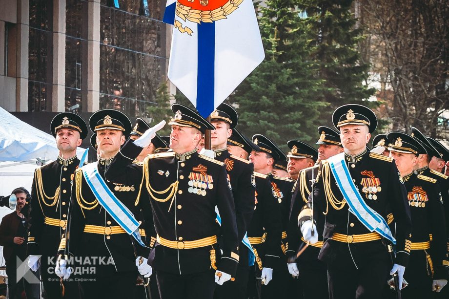 В Петропавловске-Камчатском прошёл военный парад (фоторепортаж). Фото: Игорь Сафончик / ИА «Камчатка». Фотография 43