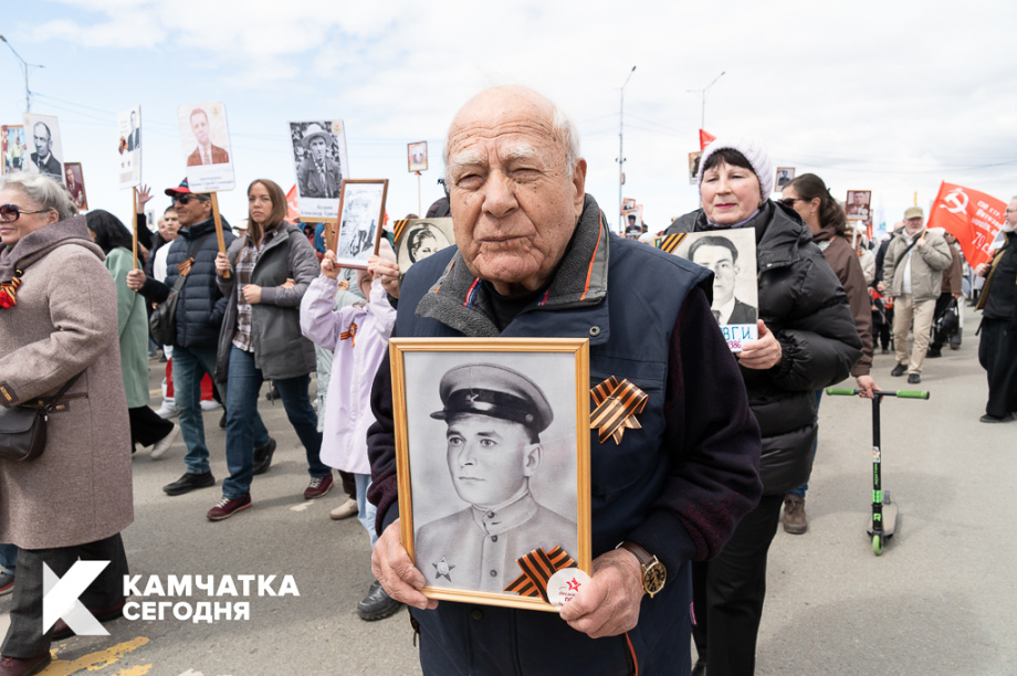 Семнадцать тысяч жителей Петропавловска прошли в «Бессмертном полку»  (фоторепортаж). ИА Камчатка. Фотография 16