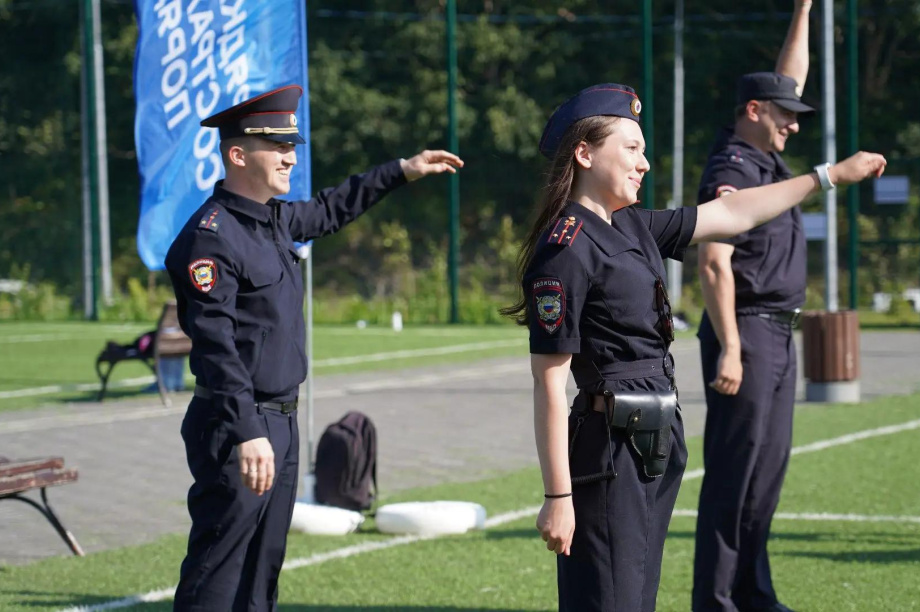 «Зарядка со стражем порядка» прошла на стадионе «Спартак» в Петропавловске. Фото: МВД РФ по Камчатскому краю. Фотография 3
