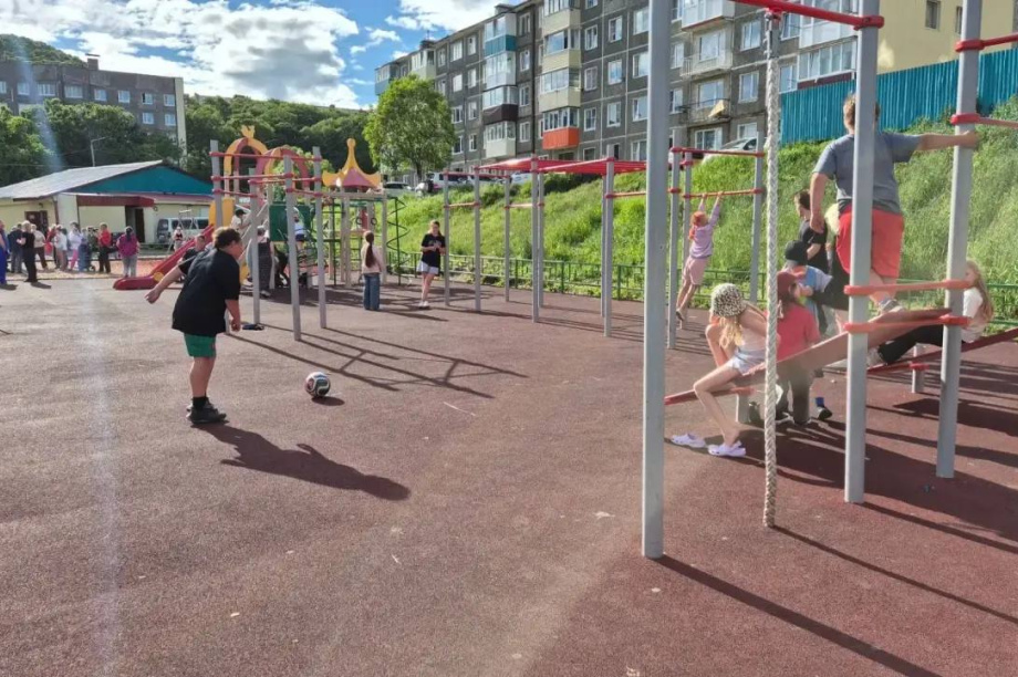 На детской площадке в Петропавловске-Камчатском заменят щепу на резиновое покрытие. Фото: Администрация ПКГО. Фотография 2