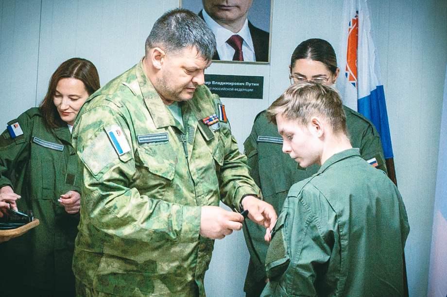 Камчатские курсанты получили знаки отличия в центре «ВОИН». Фото: «Камчатка Сегодня» / Игорь Сафончик. Фотография 12