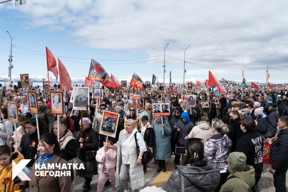 Семнадцать тысяч жителей Петропавловска прошли в «Бессмертном полку»  (фоторепортаж). ИА Камчатка. Фотография 4