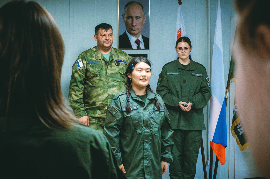 Камчатские курсанты получили знаки отличия в центре «ВОИН». Фото: «Камчатка Сегодня» / Игорь Сафончик. Фотография 18