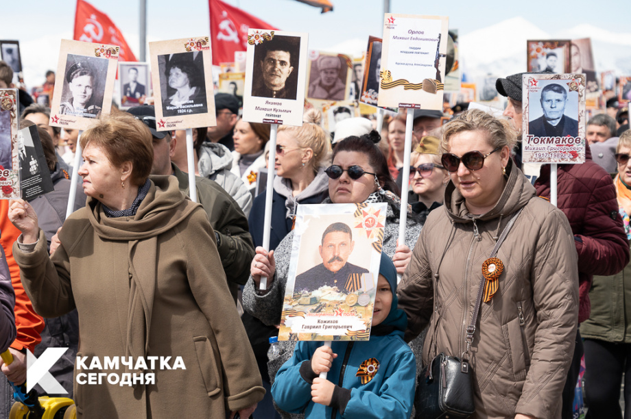 Семнадцать тысяч жителей Петропавловска прошли в «Бессмертном полку»  (фоторепортаж). ИА Камчатка. Фотография 7