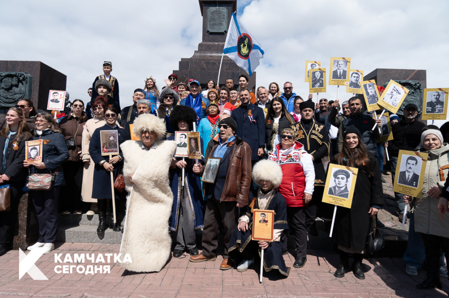 Семнадцать тысяч жителей Петропавловска прошли в «Бессмертном полку»  (фоторепортаж). ИА Камчатка. Фотография 10