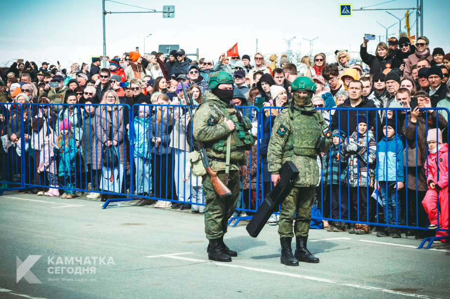 В Петропавловске-Камчатском прошёл военный парад (фоторепортаж). Фото: Игорь Сафончик / ИА «Камчатка». Фотография 69
