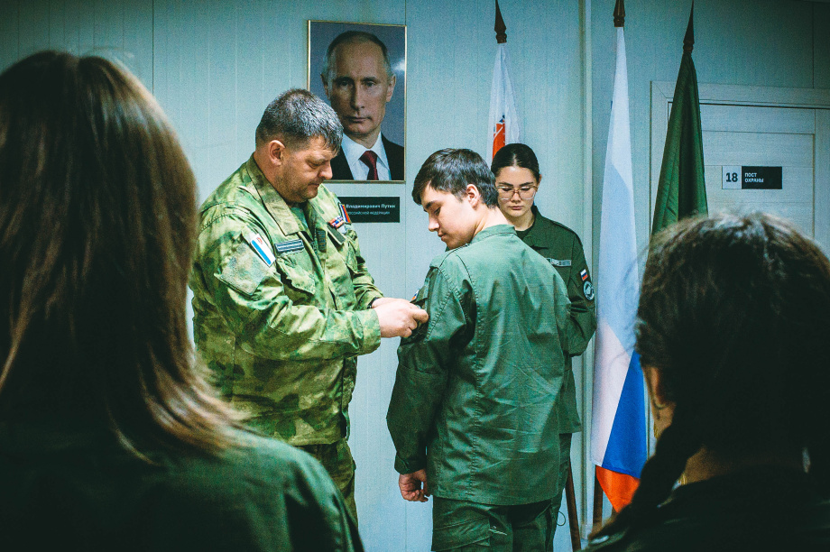 Камчатские курсанты получили знаки отличия в центре «ВОИН». Фото: «Камчатка Сегодня» / Игорь Сафончик. Фотография 20
