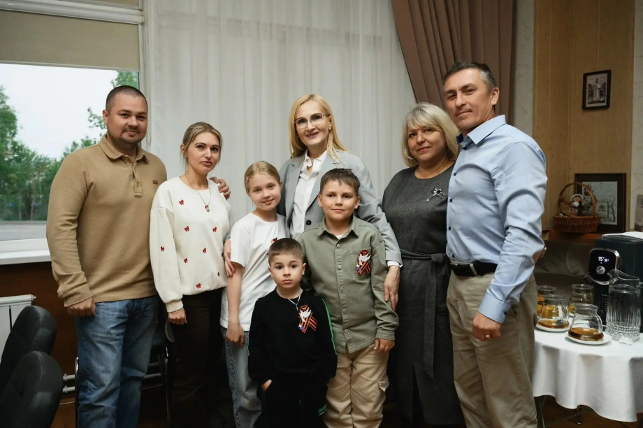 Яровая вместе с камчатскими детьми передала краевой библиотеке серию редких книг о Великой Отечественной войне. . Фотография 1
