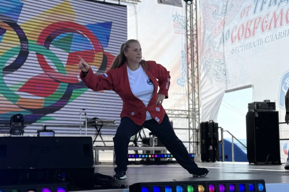 Восьмикратная чемпионка мира по самбо провела массовую зарядку в центре Петропавловска. . Фотография 1