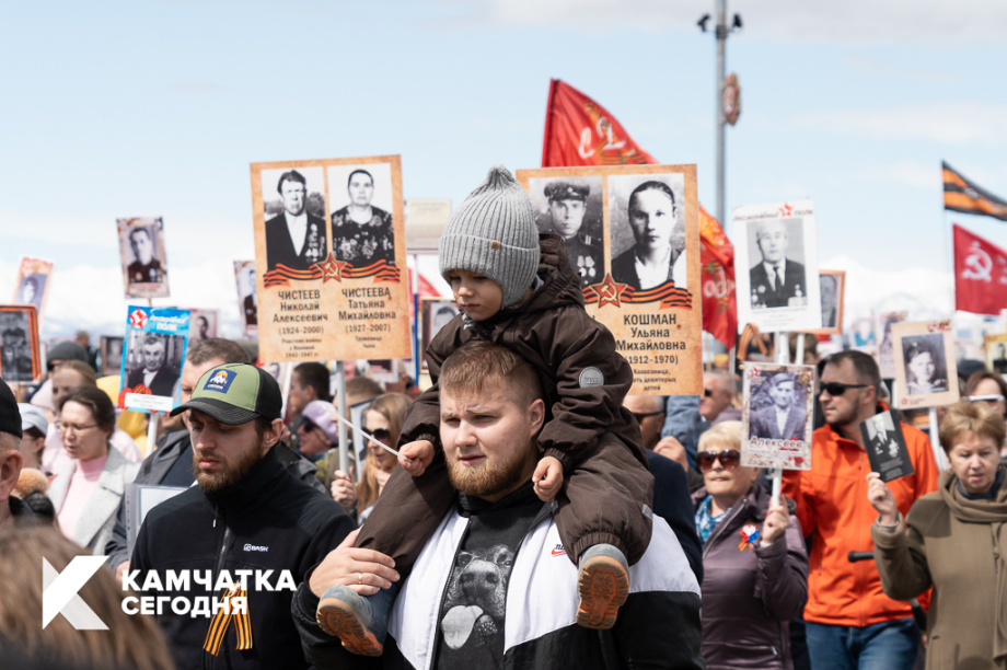 Семнадцать тысяч жителей Петропавловска прошли в «Бессмертном полку»  (фоторепортаж). ИА Камчатка. Фотография 8