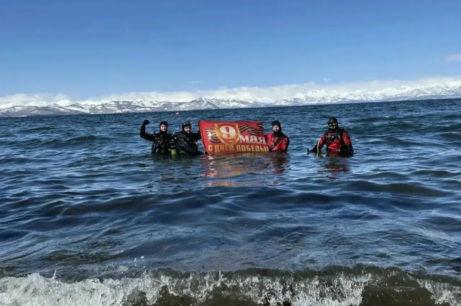 Водолазы Камчатки развернули флаг Победы на дне Петропавловской губы. . Фотография 1