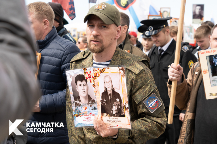 Семнадцать тысяч жителей Петропавловска прошли в «Бессмертном полку»  (фоторепортаж). ИА Камчатка. Фотография 2