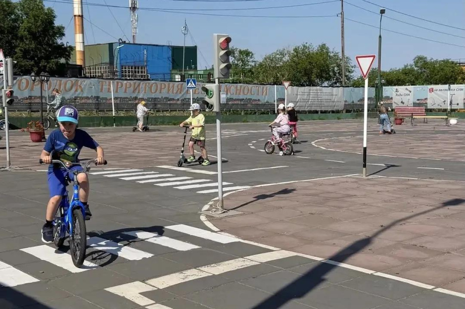 В автогородке на Камчатке школьники изучают ПДД на практике. Фото: Министерство образования Камчатского края. Фотография 1