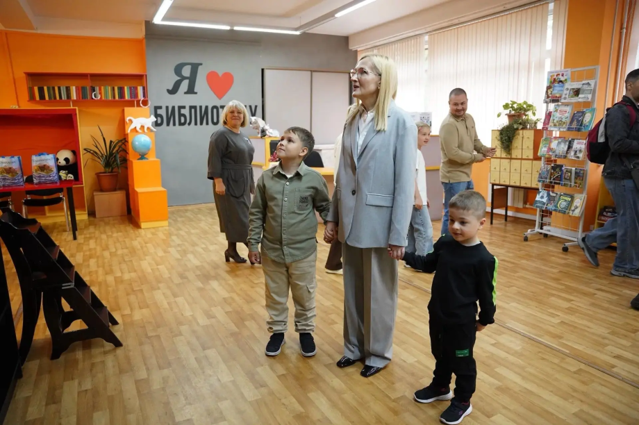Яровая вместе с камчатскими детьми передала краевой библиотеке серию редких книг о Великой Отечественной войне. . Фотография 5