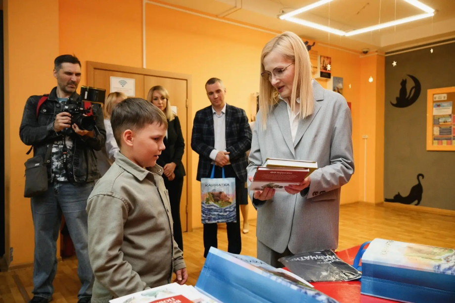 Яровая вместе с камчатскими детьми передала краевой библиотеке серию редких книг о Великой Отечественной войне. . Фотография 3