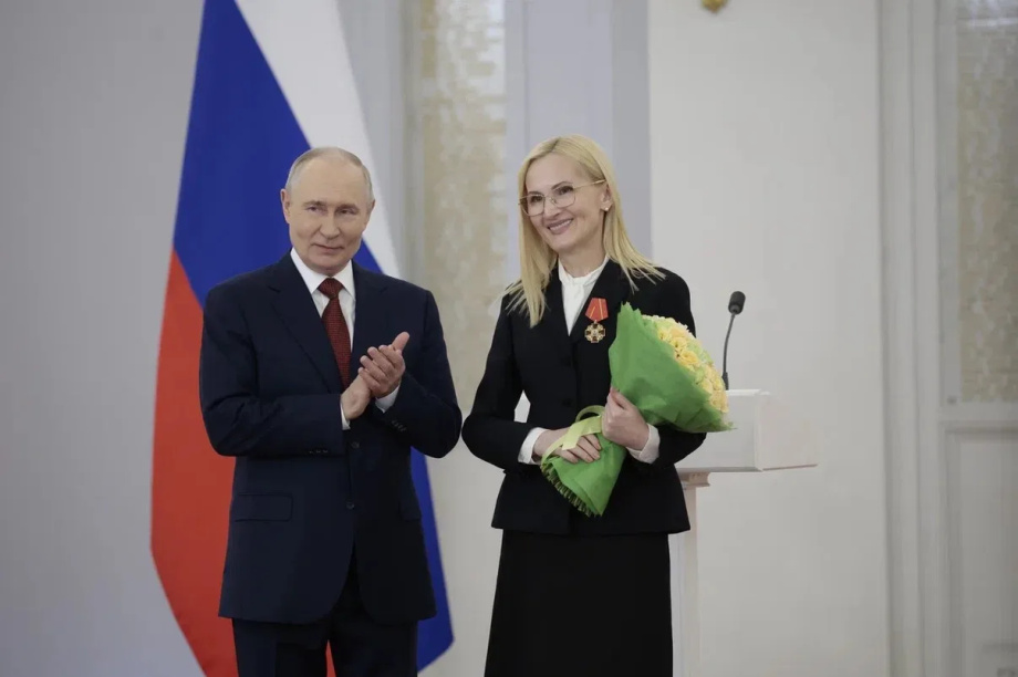Владимир Путин наградил Ирину Яровую Орденом Александра Невского. . Фотография 1