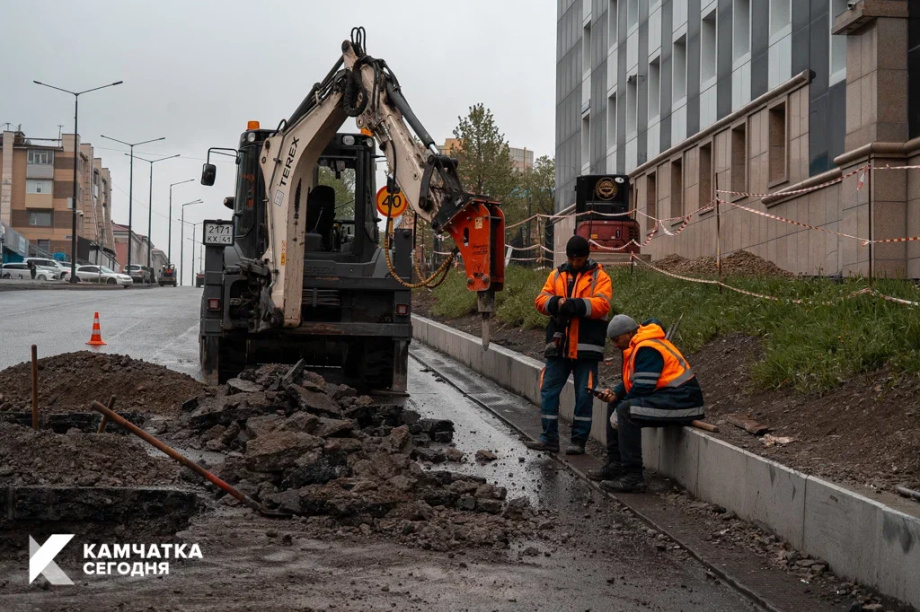 Ремонт центральной дороги в Петропавловске: у здания театра активная фаза работ. ИА Камчатка. Фотография 2