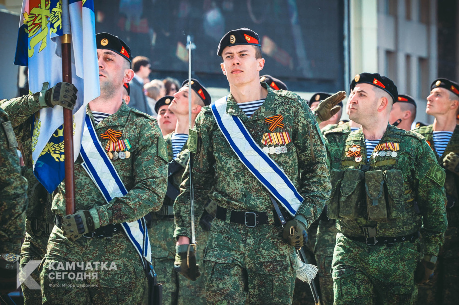 В Петропавловске-Камчатском прошёл военный парад (фоторепортаж). Фото: Игорь Сафончик / ИА «Камчатка». Фотография 51