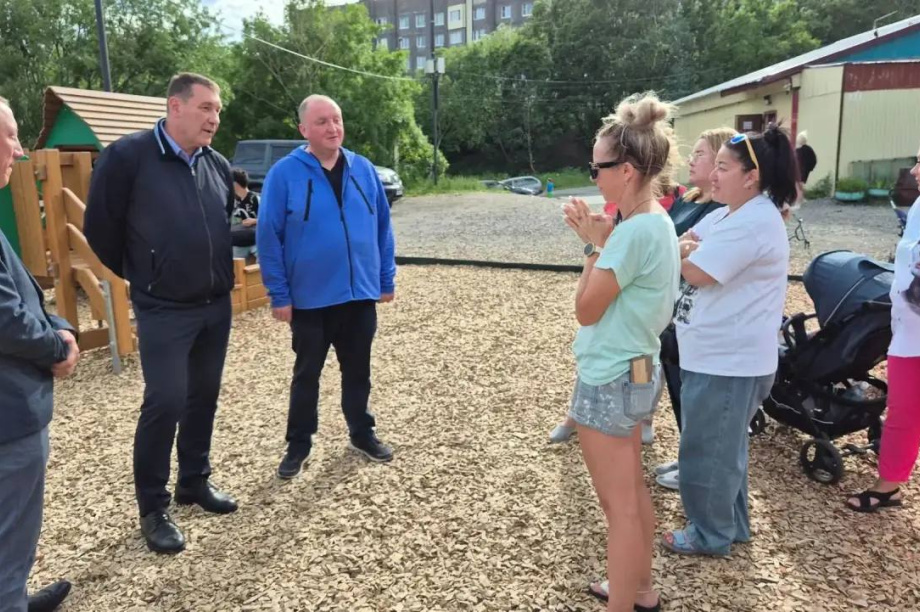На детской площадке в Петропавловске-Камчатском заменят щепу на резиновое покрытие. Фото: Администрация ПКГО. Фотография 4
