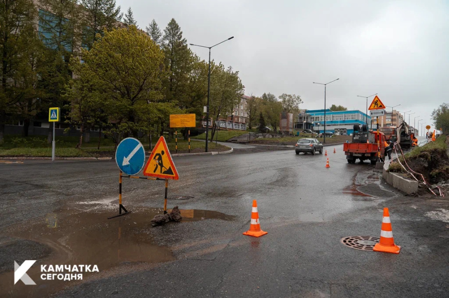 Ремонт центральной дороги в Петропавловске: у здания театра активная фаза работ. ИА Камчатка. Фотография 4