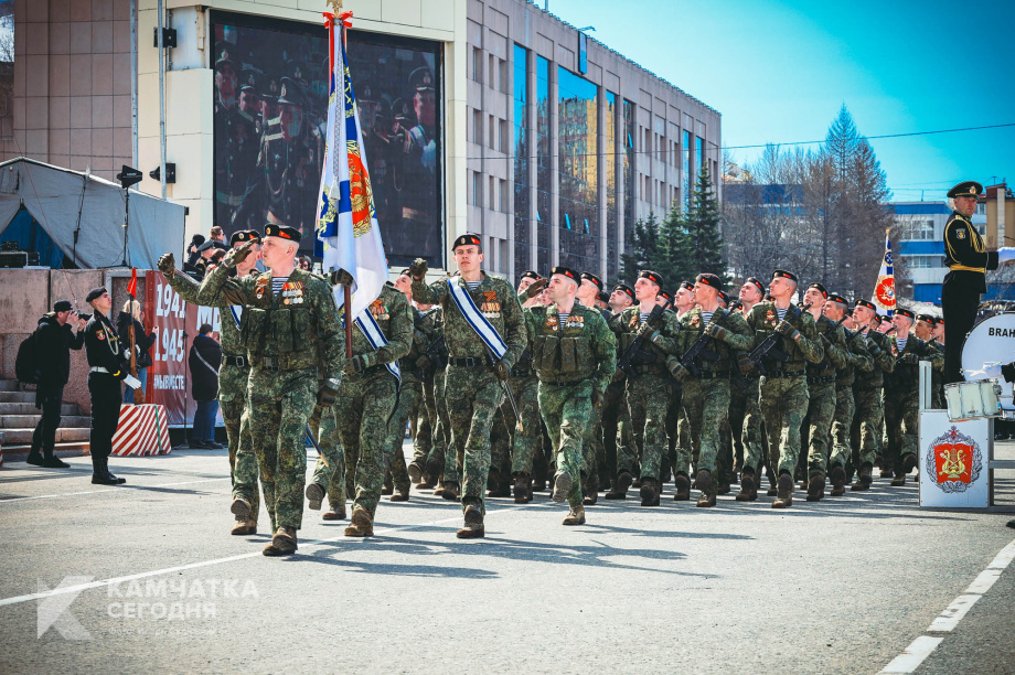 В Петропавловске-Камчатском прошёл военный парад (фоторепортаж). Фото: Игорь Сафончик / ИА «Камчатка». Фотография 49