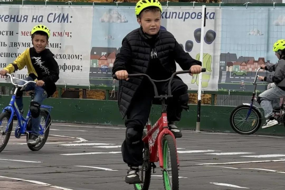 В автогородке на Камчатке школьники изучают ПДД на практике. Фото: Министерство образования Камчатского края. Фотография 3