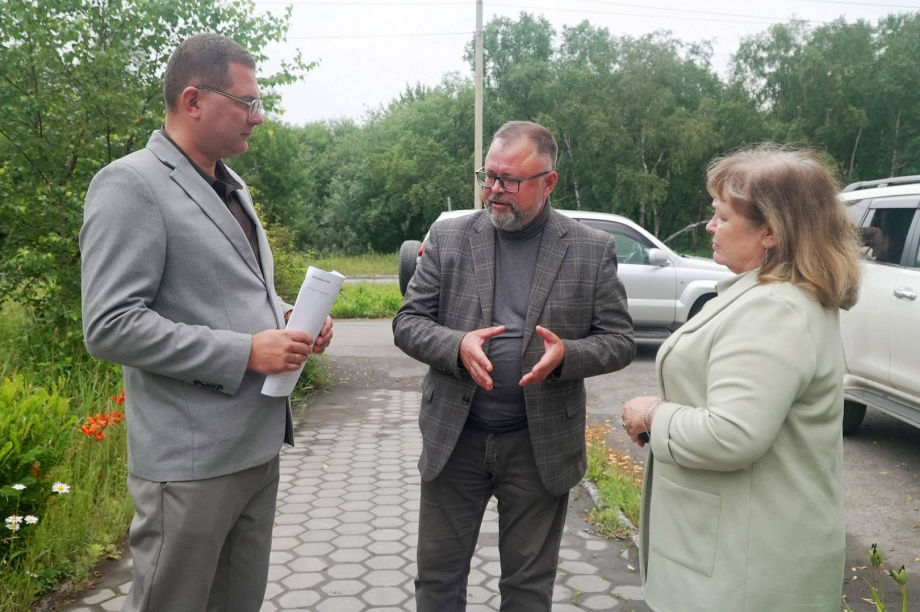 Сергей Лозовский помог решить вопрос с ремонтом фасада библиотеки в Елизовском округе. zskk.ru