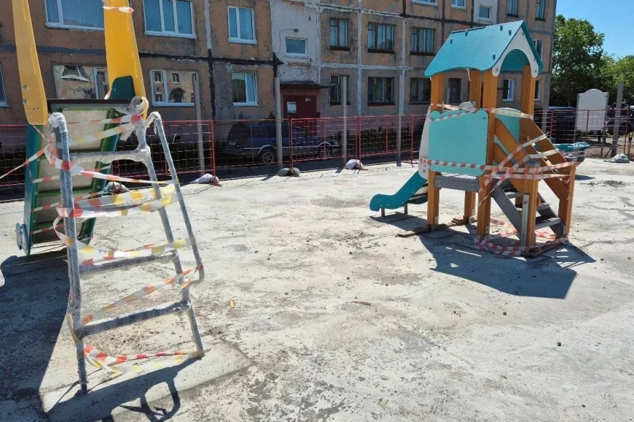 В Петропавловске-Камчатском ремонтируют детские площадки после аномально снежной зимы. ИА Камчатка. Фотография 5
