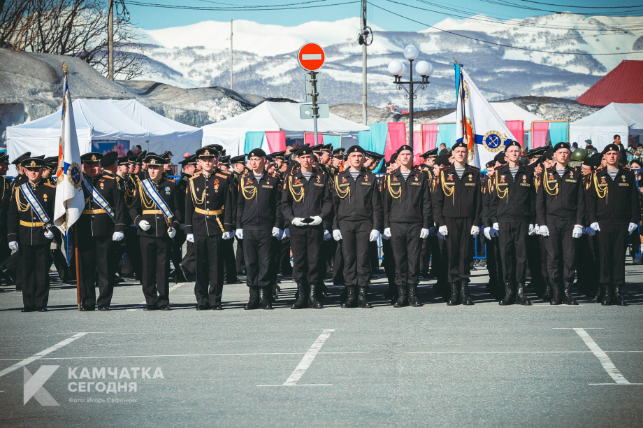 В Петропавловске-Камчатском прошёл военный парад (фоторепортаж). Фото: Игорь Сафончик / ИА «Камчатка». Фотография 1
