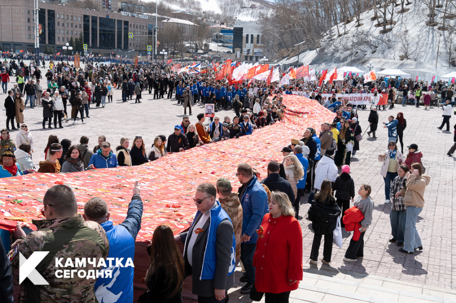 Семнадцать тысяч жителей Петропавловска прошли в «Бессмертном полку»  (фоторепортаж). ИА Камчатка. Фотография 6